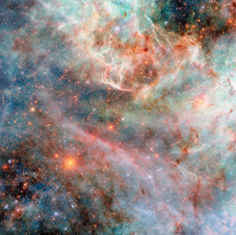 Cotton Candy Clouds: Hubble Captures a Dwarf Galaxy in Stunning Detail