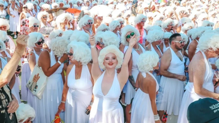 More Than 1,000 Fans Set World Record Dressed as Marilyn Monroe for Her 100th Birthday Celebration