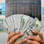 Dollar Climbs to One-Month Peak as Fed Rate Hike Expectations Stay Alive