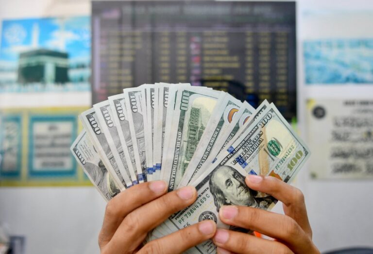 Dollar Climbs to One-Month Peak as Fed Rate Hike Expectations Stay Alive