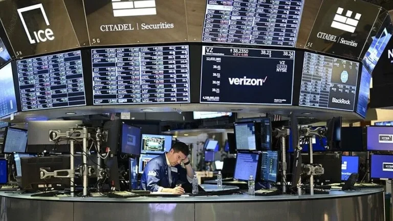Global Markets Under Pressure as Bond Yields Surge, Oil Eases on Trade Hopes