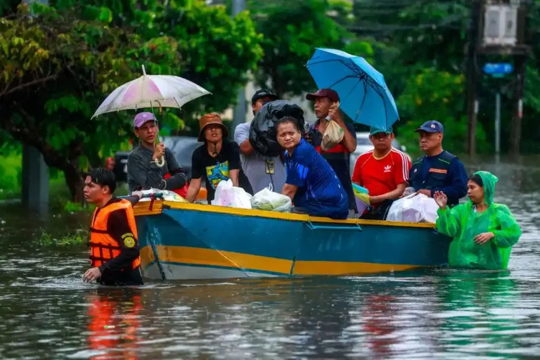 Thailand’s Tourism Capital Under Pressure as Floodwaters Sweep Through Bangkok