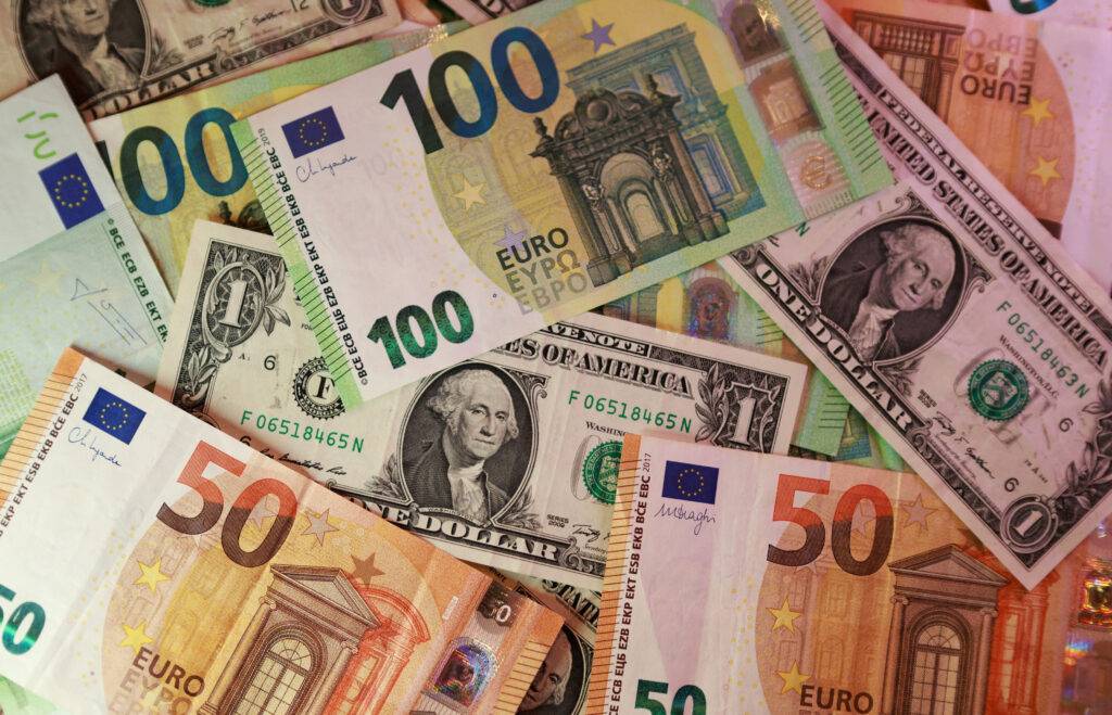 Euro Slides Toward 17-Month Low as Europe’s Political and Fiscal Worries Deepen