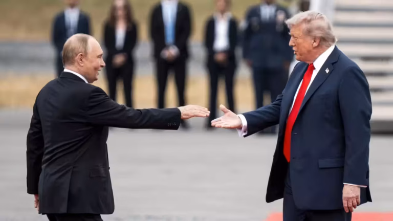 Trump Turns to Russia for Diesel Supply as US Fuel Prices Threaten Republicans Ahead of Midterms