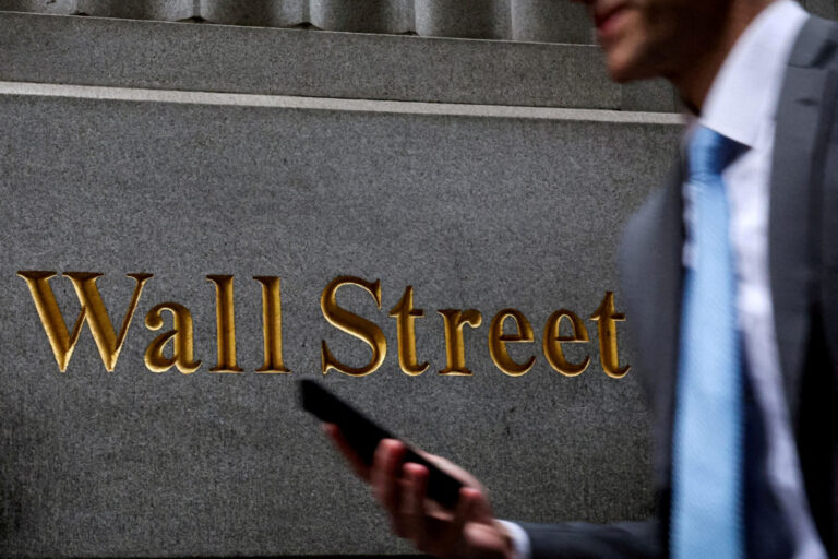 Wall Street Ends Turbulent Week in the Red as AI Sell-Off Shakes Investor Confidence